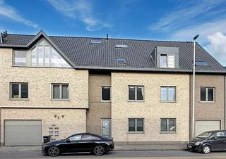 Perfect voor wie centraal en comfortabel wil wonen!<br /><br />✨ <strong>Wat mag je verwachten?</strong><br /><br />🏠 Ruime <strong>leefruimte </strong><strong><span>met</span></strong><strong> open keuken</strong><br />🛏️ <strong>2 Slaapkamers</strong><br />🛁 <strong><span>Badkamer</span></strong><strong> </strong><strong><span>met</span></strong><strong> ligbad + toilet</strong><br />📦 <strong><span>Handige</span> berging</strong><br />☀️<strong> </strong><strong><span>Aangenaam</span></strong><strong> terras</strong><br /><br />🛒🚆 <strong>Winkels &amp; openbaar vervoer</strong> op wandelafstand<br />🔥 <strong>Centrale verwarming op aardgas</strong><br /><br />💶 <strong>Voorschot gemeenschappelijke kosten:</strong> € 15 /maand