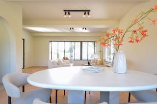 <p><span>Ontdek deze volledig vernieuwde en instapklare woning, gelegen in een doodlopende straat te Oelegem. De woning combineert hedendaags comfort met een luxueuze afwerking en hoogwaardige materialen, waaronder visgraatparket. Dankzij de vele raampartijen geniet u van veel lichtinval. De zuidwestgerichte tuin, grote leefruimtes en vijf slaapkamers maken dit een aantrekkelijke gezinswoning.</span></p>
<p><strong><span>GELIJKVLOERS</span></strong><br /><span>Via de </span><strong><span>inkomhal van 17m²</span></strong><span> op tegel met gastentoilet en smeedijzeren deur krijgt u toegang tot de </span><strong><span>woonkamer van 40m²</span></strong><span> op visgraatparket met veel lichtinval en uitzicht over de weilanden. De </span><strong><span>keuken van 15m²</span></strong><span> in notelaar beschikt over een inductiekookplaat, ingebouwde koelkast, vaatwasser, 2 combi-ovens, spoelbak, koffiecorner en Dekton werkblad. Verder is er een </span><strong><span>bureauruimte van 17m²</span></strong><span> op visgraatparket, eveneens bruikbaar als slaapkamer. De </span><strong><span>wasplaats van 11m²</span></strong><span> beschikt over aansluitingen voor wasmachine en droogkast. Verder zijn er een </span><strong><span>kelder van 17m²</span></strong><span> en kruipruimte. </span><strong><span>Garage van 24m²</span></strong><span> met smeerput en automatische toegangspoort. De volledig omheinde tuin beschikt over een </span><strong><span>zuidwest georiënteerd terras van 20m²</span></strong><span> met uitzicht over de weilanden.</span></p>
<p><strong><span>1STE VERDIEPING</span></strong><br /><span>De </span><strong><span>2de, 3de en 4de slaapkamer van 18m², 18m² en 10m²</span></strong><span> zijn voorzien van visgraatparket. De </span><strong><span>badkamer van 7m²</span></strong><span> beschikt over een bad/douchecombinatie en lavabomeubel afgewerkt met Mortex.</span></p>
<p><strong><span>2DE VERDIEPING</span></strong><br /><span>De </span><strong><span>hoofdslaapkamer van 33m²</span></strong><span> op visgraatparket beschikt over Veluxen met automatische verduistering. De </span><strong><span>ensuite hoofdbadkamer van 16m²</span></strong><span> is voorzien van een inloopdouche en dubbel lavabomeubel afgewerkt met Mortex.</span></p>
<p><strong><span>BIJZONDERHEDEN</span></strong><br /><span>Cv op aardgas, 10 zonnepanelen van 450 kWh per zonnepaneel, dubbele beglazing.</span></p>
<p><strong><span>POSITIEVE PUNTEN</span></strong><br /><span>Renovatie: 2026</span><br /><span>Zéér goede bereikbaarheid</span><br /><span>Zuidwest georiënteerde tuin</span><br /><span>5 slaapkamers & 2 badkamers</span><br /><span>Doodlopende straat</span><br /><span>Prachtig uitzicht over de weilanden</span></p>