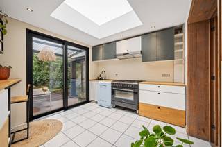 La Grote Nieuwedijkstraat rénovée offre une vie tranquille, avec presque exclusivement du trafic de destination dans cette zone 30 avec contrôle...