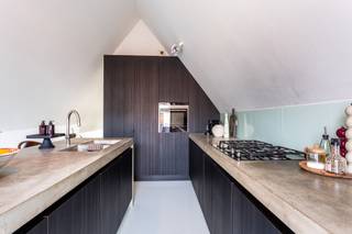 <p><span>Op de bovenste verdiepingen van een karaktervol gebouw met lift bevindt zich dit prachtige duplex penthouse van ca. 121 m², op een uitstekende locatie vlak bij het Eilandje en de historische binnenstad van Antwerpen.</span></p>
<p><span>De woning beschikt over een royale leefruimte met open keuken, twee slaapkamers, twee badkamers, een aparte wc en maar liefst </span><strong><span>drie terrassen</span></strong><span>, die op verschillende momenten van de dag aangename buitenruimte bieden. De combinatie van de duplexindeling, de mooie volumes en de verschillende terrassen zorgt voor een bijzonder ruimtelijk en exclusief woongevoel.</span></p>
<p><span>Extra comfort wordt geboden door </span><strong><span>airconditioning</span></strong><span> en de aanwezigheid van een lift in het gebouw. EPC-label C – 269 kWh/m²/jaar.</span></p>
<p><span>Het penthouse is momenteel verhuurd en kan daardoor zowel interessant zijn voor toekomstige eigen bewoning als voor een investeerder.</span></p>