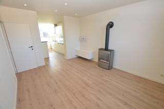 Gerenoveerde ruime woning met grote zonnige tuin, ook geschikt als kangoeroewoning. De woning bevindt zich in een rustige buurt met open zicht op pleintje. <br /><br />Indeling:<br /><br />Inkomhall, woonkamer, 2 open ingerichte keukens, badkamer met inloopdouche, wastafel en toilet, 2 afzonderlijke toiletten, berging, veranda met toegang tot grote zonnige tuin met tuinhuis, 3 slaapkamers, 2de badkamer met wastafel en douche, grote zolder met vaste trap (mogelijkheid tot extra kamers).<br /><br />- Nieuw dak<br />- Ook geschikt als kangoeroewoning <br />- Dubbele begazling PVC<br />- Verwarming met gaskachels.