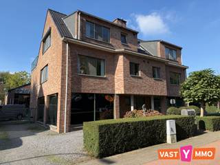 <p><span>Dit appartement is gelegen op de eerste verdieping (geen lift) van een een kleinschalig gebouw, midden in het centrum van Gooreind. Winkels, openbaar vervoer en andere voorzieningen bevinden zich op wandelafstand.</span></p><p><span> </span></p><p><span>Indeling</span></p><p><span>Via de inkomhal kom je in de lichtrijke leefruimte van 29 m², dankzij de grote ramen. Aansluitend bevindt zich de semi-open keuken, ingericht met een inductiekookplaat, dampkap, combi-oven, vaatwasser, koelkast en spoelbak. Naast de keuken is er een praktische wasplaats met extra opbergruimte. Verder beschikt het appartement over twee slaapkamers van 16 m² en 8 m². De grootste slaapkamer geeft rechtstreeks toegang tot het balkon. De badkamer is uitgerust met een inloopdouche, toilet en lavabo met meubel.</span></p><p><span> </span></p><p><span>Extra: </span></p><p><span>Private berging op de gemeenschappelijke hal - extra buitenberging voor fietsen en/of vuilnis</span></p><p><span>Geen vaste kosten </span></p><p><span>Onmiddellijk beschikbaar </span></p>