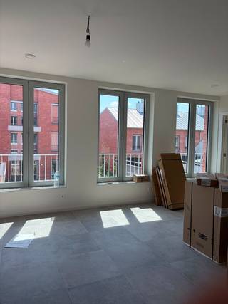 Dit appartement op de 1e verdieping in nieuwbouwproject Hof Berlamuze combineert eigentijds wooncomfort met een groene en rustige omgeving, op wandelafstand van de historische binnenstad van Lier. <br /><br />De indeling is doordacht en praktisch: een grote slaapkamer, een open keuken* en een leefruimte die harmonieus in elkaar overvloeien. <br /><br />De badkamer is stijlvol ingericht en voorzien van een inloopdouche en een modern lavabomeubel*. Er is een aparte WC en een berging.<br /><br />Het appartement is afgewerkt met kwalitatieve, onderhoudsvriendelijke materialen en uitgerust met energiezuinige vloerverwarming (verwarmen én koelen), wat garant staat voor een aangenaam comfort. <br /><br />Er is een overdekt Zuid-gericht terras aan de achterzijde van het gebouw dat zeer rustig is gelegen en u hebt toegang tot een fietsenstalling.<br /><br />Huurvoorwaarden:<br />-Huurprijs : 950 Euro/maand<br />-Bijkomende provisie : 110 Euro/maand<br />-Aparte meterstanden ter eigen afrekening van privatief water en elektriciteitsverbruik.<br />-1-jarig huurcontract, stilzwijgend verlengbaar<br />-Maximaal 2 personen<br />-3 maanden huurwaarborg<br />-beschikbaar vanaf 1/9.<br /><br />* Momenteel zijn wij nog hard aan het verderwerken aan keuken en badkamer.  Foto's volgen zsm. Bezichtigingen mogelijk vanaf 10/8. U kan zich alvast inschrijven !<br /><br />Info of afspraak: wonen@fidesinvest.be - 03 232 54 00 