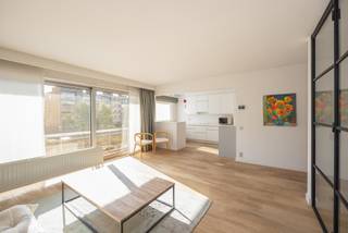 Locatie
Dit ruime appartement geniet van een uitstekende ligging in Deurne, met alle dagelijkse voorzieningen binnen handbereik. Op wandelafstand bevindt zich het Wim Saerensplein, met onder meer een Jumbo-supermarkt op ongeveer 200 meter, naast een bakker, apotheek, bank en diverse horecazaken.
Ook voor ontspanning en groen zit u hier goed: de Bremweide en het aansluitende Ertbruggebos bevinden zich vlakbij, terwijl ook het Rivierenhof en Park Groot Schijn gemakkelijk per fiets bereikbaar zijn.
Voor gezinnen zijn er verschillende scholen in de nabije omgeving. Daarnaast is de bereikbaarheid met het openbaar vervoer bijzonder praktisch: tram 5 stopt voor de deur en brengt u in ongeveer 20 minuten naar het centrum van Antwerpen en in circa 5 minuten naar Wijnegem Shopping.
Dankzij de nabijheid van belangrijke invalswegen en de E34/E313 is ook de wagen vlot verbonden met de rest van Antwerpen en omgeving.
Indeling
Op de eerste verdieping bevindt zich dit ruime (153 m²) appartement, dat momenteel is ingericht als praktijkruimte.
Aan de voorzijde bevindt zich de ruime leefruimte, momenteel opgedeeld in een zitruimte en een afzonderlijke bureauruimte. Deze indeling kan eenvoudig worden aangepast, waardoor opnieuw één grote, open leefruimte ontstaat. Dankzij de kamerbrede raampartijen geniet de ruimte van een aangename natuurlijke lichtinval. De volledige leefruimte is voorzien van een parketvloer. Aan de voorzijde bevindt zich bovendien een terras van ca. 5 m². Eveneens aan de voorzijde bevindt zich de badkamer, uitgerust met een ligbad, een afzonderlijke douche, een enkel wastafelmeubel en een toilet. De open keuken is uitgerust met een elektrisch kookvuur en een koelkast met vriesvak. Aansluitend bevindt zich een praktische berging met aansluitingen voor een wasmachine en droogkast.
Aan de achterzijde telt de huidige indeling drie afzonderlijke behandelruimtes. Deze ruimtes deden voorheen dienst als vier slaapkamers en kunnen bijgevolg opnieuw als slaapkamers worden ingericht. Tevens bevindt zich aan de achterzijde een afzonderlijk gastentoilet. Vanuit de achterzijde is er toegang tot een ruim terras van ca. 17 m², dat zich over de volledige breedte van het appartement uitstrekt. Een privatieve kelderberging is inbegrepen in de verkoopprijs.
Een garagebox kan afzonderlijk worden aangekocht voor € 30.000.
Troeven
• Ruim appartement van ca. 153 m²
• Nabij supermarkten, scholen, openbaar vervoer
• Lift aanwezig
• Kelderberging inbegrepen