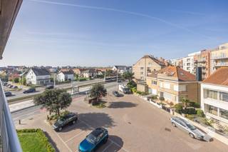 RICHTPRIJS -  OOSTENDE -  Goed gelegen ruim vernieuwd 2 slaapkamer appartement met terras en grote berging.<br /><br />Goed gelegen ruim 2 slaapkamer appartement op de 3de verdieping met zijdelings zeezicht, Op enkele meters van het strand!<br /><br />Indeling: inkomhal met ingemaakte vestiairekast, afzonderlijk toilet, ruime woonkamer tot terras, volledig ingerichte keuken, badkamer met lavabo en douche, 2 slaapkamers en een apart terras. - kelderberging.<br /><br />RICHTPRIJS 268.000 - ieder bod wordt voorgelegd aan de eigenaars, die al dan niet kunnen ingaan op het prijsvoorstel.<br /><br /><strong>BEZOEKMOMENT ZATERDAG 01/08 VAN 9U TOT 10U30 | <br />Reserveer tijdig uw afspraak!</strong> via 050 550 750 of info@perspectoefvastgoed.be