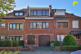 <p><span>In de rustige en aangename Hof van Riethlaan in Mortsel bevindt zich deze ruime bel-etagewoning met 2 slaapkamers, garage en tuin. De woning beschikt over heel wat ruimte en biedt bovendien mogelijkheden om ze verder naar eigen smaak te moderniseren.</span></p><p><span> </span></p><p><span>Indeling:</span></p><p><span>Op het gelijkvloers komen we binnen via de inkomhal, voorzien van een apart toilet. Hier bevindt zich ook de ruime inpandige garage, die dankzij haar oppervlakte eveneens geschikt is als atelier, hobbyruimte of werkruimte. Achter de garage bevindt zich nog een afzonderlijke ruimte die ideaal dienst kan doen als berging. Van hieruit is er rechtstreeks toegang tot de zuidgerichte tuin.</span></p><p><span>De eerste verdieping vormt het leefgedeelte van de woning. Hier vinden we een ruime en lichtrijke woon- en eetkamer, een afzonderlijke keuken en aansluitend een aangename veranda/wintertuin met zicht op de tuin.</span></p><p><span>Op de tweede verdieping bevinden zich twee volwaardige slaapkamers en de badkamer. De badkamer is uitgerust met een inloopdouche, wastafelmeubel en toilet.</span></p><p><span> </span></p><p><span>De woning beschikt over een praktische indeling, veel natuurlijke lichtinval en mooie volumes. Dankzij de garage, extra bergruimte en tuin is er bovendien heel wat praktische ruimte aanwezig. Een interessante woning voor wie op zoek is naar een bel-etage met potentieel op een rustige locatie in Mortsel.</span></p><p><span> </span></p><p><span>Nuttige informatie: </span></p><ul><li><span>EPC: 318 kWh/(m² jaar) - D-label</span></li><li><span>Asbestveilig</span></li><li><span>EK conform</span></li><li><span>P-score : B</span></li><li><span>G-score: A</span></li></ul><p><span> </span></p><p><span>Voor een bezoek ter plaatse kan u ons contacteren op het nummer 03 449 42 41 of mail ons via <span>hallo@habicom.be</span></span></p><p><span>Benieuwd naar de waarde van jouw woning?  Check het gratis op <span>www.watismijnhuiswaard.be</span></span></p><p><span> </span></p>