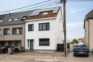Perfect instapklare woning met 3 slaapkamers en bureel, gunstig gelegen te Sint-Katelijne-Waver. Deze mooie woning werd afgelopen jaren grotendeels...