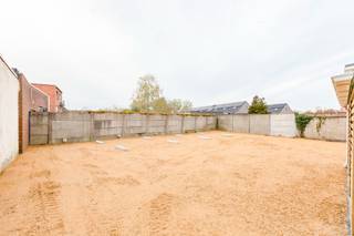 Autostaanplaatsen te huur voor slechts €45 per maand! De plaatsen zijn onmiddellijk beschikbaar en bieden een veilige plek om uw wagen te...