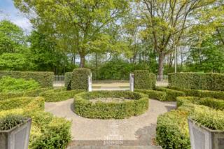 Deze vrijstaande villa is ruim en praktisch ingedeeld. Dankzij de aparte bijkomende ruimte is ze ideaal voor een zelfstandige activiteit, praktijk aan huis, kangoeroewonen of zorgwoning.<br />Met 5 slaapkamers en een zolder met mogelijkheden biedt deze woning alle ruimte voor jouw plannen. Ideaal voor wie ruimte en mogelijkheden zoekt.<br />Gelegen in een zeer gewilde en rustige buurt van Maasmechelen. Op korte afstand van Connecterra, de indrukwekkende toegangspoort tot het Nationaal Park Hoge Kempen, ideaal voor wandel- en fietsliefhebbers.<br />Ook Maasmechelen Village bevindt zich vlakbij, wat zorgt voor een perfecte combinatie van natuur en voorzieningen.<br /><br />=> Gelijkvloers<br />- Ruime inkomhal met toegang tot de leefruimte<br />- Open leefruimte ingedeeld als een gezellige zithoek met eetkamer voorzien parketvloer en deels graniet, inbouwgashaard en airco <br />- Veel natuurlijk lichtinval door de grote raampartijen<br />- Eetkamer met zicht op de tuin <br />- Kwaliteitsvolle keuken uitgerust met granieten werkblad en vloer, kookplaat, oven en vaatwasser, Amerikaanse koelkast en veel kastruimte<br />- Lichte en luchtige achterinkom met rechtstreeks contact naar het terras<br />- Hal met toegang tot de slaapkamers en apart toilet<br />- Twee ruime slaapkamers met inbouwkasten op het gelijkvloers<br />- Betegelde badkamer met een ligbad, inloopdouche, toilet en dubbele lavabo in fraai badkamermeubel <br /><br />=> Verdieping<br />- Op de verdieping bevindt zich een apart toilet en nog twee slaapkamers waarvan één met ingebouwde kasten <br />- Er is tevens een zolder die nog naar eigen wens ingericht kan worden<br /><br />=> Kangoeroegedeelte<br />- Een apart woongedeelte, bereikbaar via een inkom aan de zijkant van de woning<br />- Dit woongedeelte is momenteel ingericht als leefruimte en slaapplaats met aansluitend een praktische bijkeuken<br />- Ruimte met mogelijkheden: het kan gebruikt worden in functie van kangoeroe-of zorgwoning, maar kan ook perfect dienen voor een zelfstandige activiteit of praktijk aan huis <br /><br />=> Tuin<br />- Deels overdekt terras met zicht op de tuin<br />- Gelegen in een rustige, groene omgeving<br />- De woning is voorzien van twee inpandige garages en er is voldoende parkeergelegenheid op eigen terrein <br />- Het perceel is volledig omheind en bereikbaar via een elektrische poort via een zijstraat <br /><br />=> Indeling<br />- Gelijkvloers: inkomhal, bureau of hobbyruimte, leefruimte met eetkamer, keuken, tuinkamer, hal, apart toilet, twee slaapkamers, badkamer<br />- Verdieping: overloop, apart toilet, twee slaapkamers<br />- Apart woongedeelte: inkomhal, leefruimte, slaapplaats, bijkeuken<br />- Zolder: nog naar eigen wens in te richten <br />- Kelder: twee inpandige garages, opbergruimtes