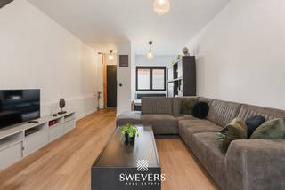 Voor meer info en foto’s, surf naar www.swevers.be – Deze instapklare rijwoning aan de Sint-Annastraat 12 in het centrum van Diest combineert een mooie renovatie met een praktische indeling over drie bouwlagen. Met 129 m² bewoonbare oppervlakte, drie slaapkamers en een ruim dakterras is dit een interessante woning voor koppels en gezinnen die centraal willen wonen. Op het gelijkvloers vind je de inkomhal, een woonkamer van 28 m² met ruimte voor een gezellige zit- en eethoek, en een aparte keuken van 14 m². Achteraan is er een afzonderlijk toilet.<br />De eerste verdieping omvat de grootste slaapkamer van 12,25 m²en badkamer en een aparte kasVanuit de overloop bereik je het ruime dakterras van circa 17,5 m², een aangename buitenruimte om te ontspannen, te ontbijten of gasten te ontvangen. Op de tweede verdieping bevinden zich nog twee kamers van 9 m² en 6 m², geschikt als slaapkamers, bureau of hobbyruimte. Het perceel bedraagt 75 ca. Dankzij de verzorgde renovatie is de woning meteen klaar voor bewoning. Bovendien geniet je hier van een uitstekende centrumligging, met winkels, scholen, restaurants en openbaar vervoer op korte afstand. Een praktische stadswoning met drie slaapkamers, een ruim terras en alle dagelijkse voorzieningen binnen handbereik. Voor meer informatie, bel 011 255 155. Bron bewoonbare oppervlakte: EPC – verslag.