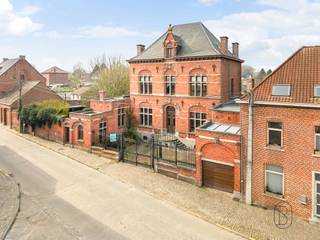 <p>Imposante herenwoning met prachtige zuidgerichte tuin en uitzonderlijk potentieel, gelegen op een royaal perceel van 1.570 m². Deze karaktervolle woning (bouwjaar 1894, renovatie 2010) biedt maar liefst 294m² bewoonbare oppervlakte en leent zich perfect voor een B&amp;B, boetiekhotel of ruime gezinswoning. De zolder kan ingericht worden, en beschikt over een extra ruimte van ca 100 m².<br /><br />INDELING:<br />Gelijkvloers: ruime inkom- en traphal, gezellige dubbele leefruimte met authentieke schouw, parketvloer en karaktervolle deuren, geïnstalleerde keuken met extra eetplaats, bibliotheekruimte/bureau, berging, apart toilet en mooie kelder.<br />Verdieping: 4 ruime slaapkamers, 2 badkamers met alle comfort en een aparte dressing.<br />Zolder: zeer ruime zolder van ca. 100 m² met tal van mogelijkheden (extra kamers, hobbyruimte, kantoor).<br /><br />BUITEN:<br />Prachtige zuidgerichte tuin, ideaal om in alle rust te genieten. Verder beschikt de woning over een grote garage (2 plaatsen), meerdere parkeerplaatsen en een regenwaterput (5.000 L).<br /><br />Voor wie is dit pand ideaal?<br />♦ Voor ondernemers die wonen en hospitality willen combineren.<br />♦ Voor grote gezinnen die ruimte en karakter zoeken.<br />♦ Voor investeerders die potentieel zien in een uniek herenhuis.<br /><br />Dit zoekertje omvat enkele AI-gegenereerde visualisaties.<br /><br />Bezoek na afspraak met Immo Beguin<br />✉️ info@immobeguin.be</p>