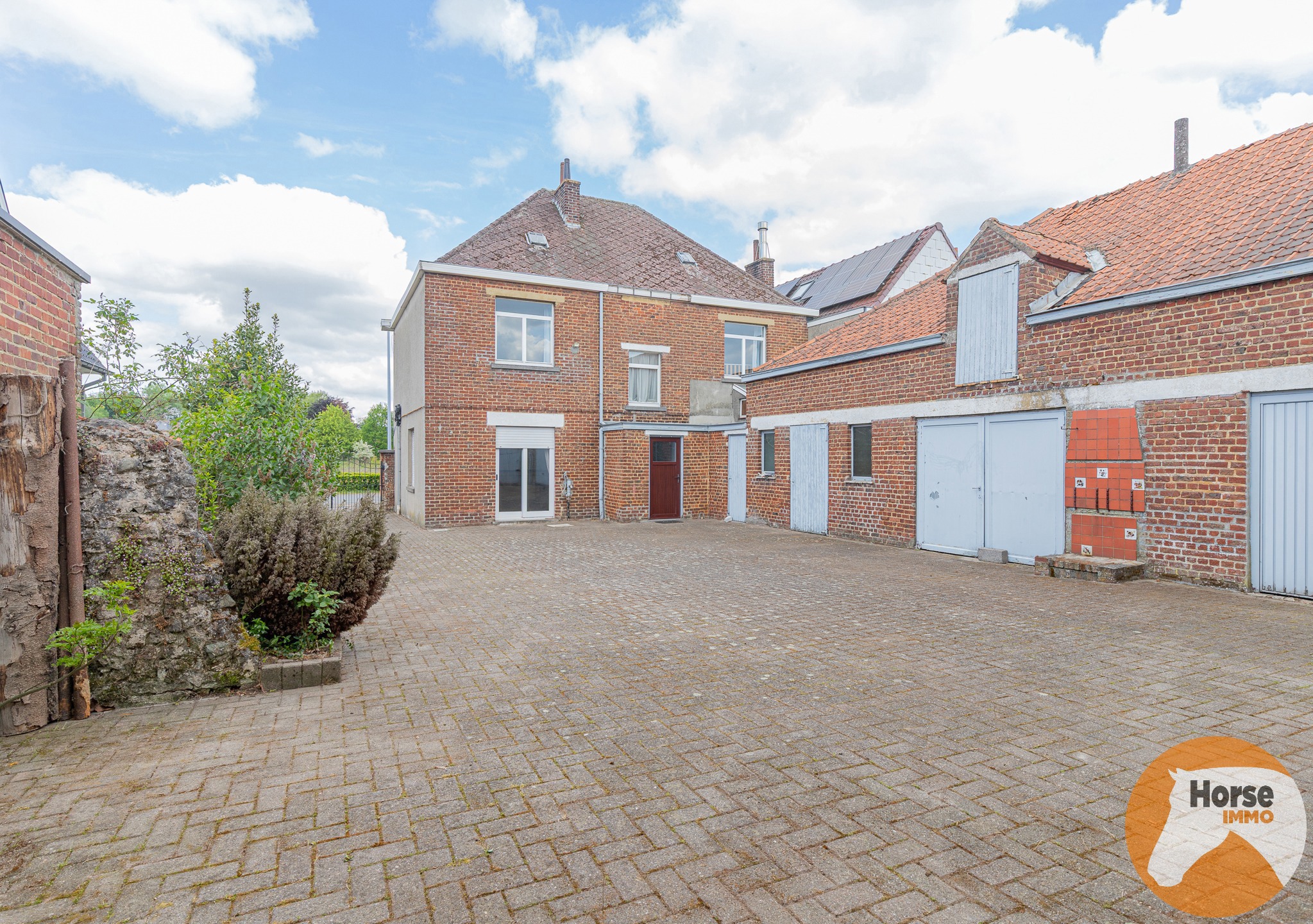 BURST - Te renoveren woning met tal van mogelijkheden - foto 1