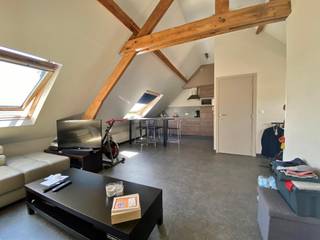 Dit dakappartement bestaat uit een inkom, leefruimte met open volledig ingerichte keuken, slaapkamer, badkamer met douche en lavabomeubel, toilet...