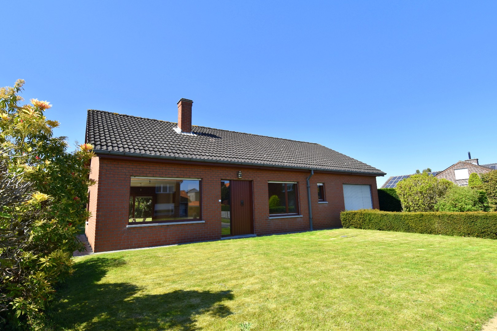 Ruime alleenstaande woning met 2 slaapkamers (mogelijkheid tot meer!), garage en zonnige tuin te koop in Gullegem - foto 1