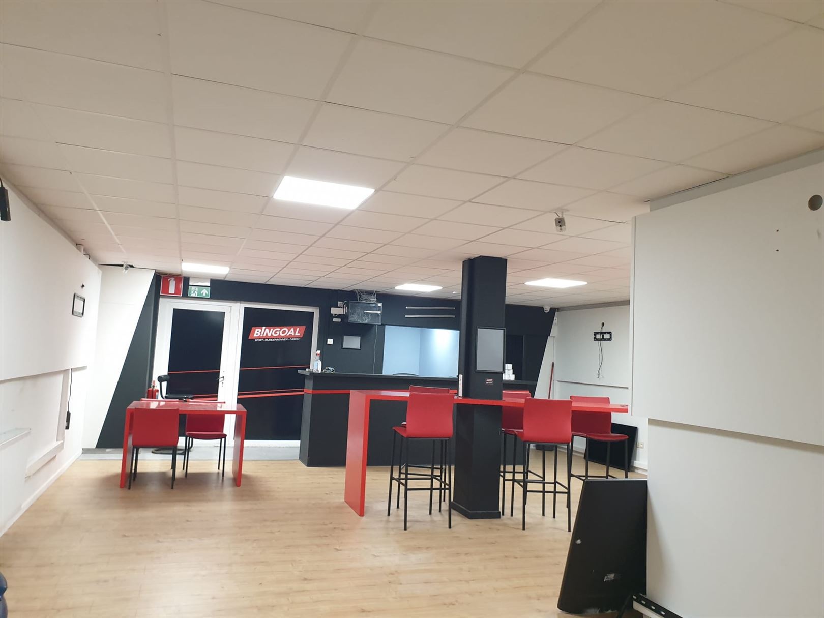 TE HUUR: handelspand van 114m² te Zolder! - foto 2