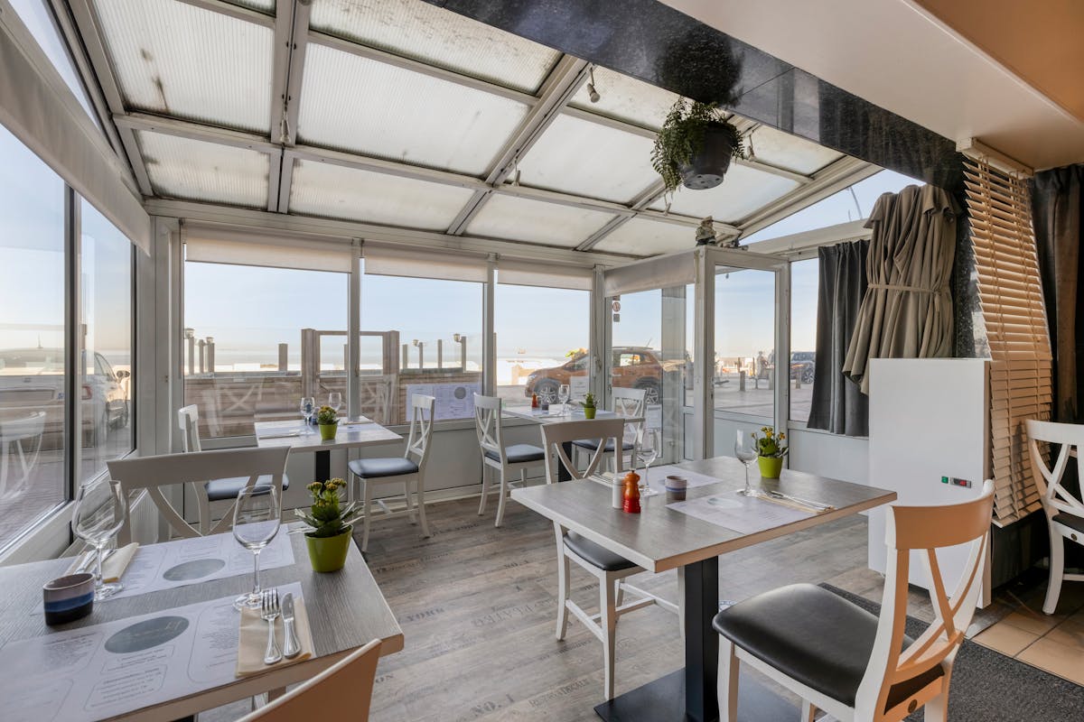 Instapklare horecazaak met terras op Zeedijk in Blankenberge - foto 3