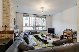 <p><span>Ruime bel-etage (217 m²) met 3 slaapkamers, 2 badkamers en tuin (85 m²) in Mortsel.</span></p><p><span> </span></p><p><span>In een eenrichtingsstraat nabij het centrum bevindt zich deze op te frissen bel-etage. De nabijheid van het centrum maakt dat je over een ruim aanbod aan scholen, winkels en openbare vervoersmogelijkheden op wandelafstand beschikt.</span></p><p><span> </span></p><p><span>Met een bewoonbare oppervlakte van maar liefst 217 m² biedt het pand een waaier aan mogelijkheden. Het dak is geïsoleerd en de ramen zijn voorzien van dubbele PVC-beglazing. De verwarming is op gas. </span></p><p><span> </span></p><p><span>Je komt binnen in de inkom-/traphal, die achteraan uitgeeft op een slaapkamer van 14 m² met aangrenzend een berging (9 m²). De rest van het gelijkvloers bestaat uit de inpandige garage (30 m²).</span></p><p><span> </span></p><p><span>Op de eerste etage situeert zich vooraan de lichtrijke woonkamer (32 m²) met aansluitend de aparte leefkeuken (16 m²) met bijkeuken en apart gastentoilet. Achteraan bevindt zich de veranda (11 m²) met trap naar de noord-west-georiënteerde tuin (85 m²). De bovenverdieping herbergt de 2 slaapkamers van 15 m² en 19 m². De kamer aan de achterzijde beschikt over een aangrenzende badkamer (3 m²) met zitbad/douche, wc en lavabo. De tweede badkamer (12 m²) is voorzien van een ligbad en douchecabine.</span></p><p><span> </span></p><p><span>Ben je op zoek naar een ruime woning met veel mogelijkheden? Mis deze kans niet! Bewoonbare opp. 217 m² ref.: bruto vloeropp. Voor meer info of een gratis schatting surf naar </span><span><span>www.hansimmo.be</span></span></p><p><span> </span></p>