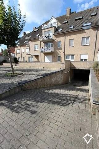 1 ondergrondse garage te huur in de Dorpsstraat 57. Beschikbaar 1/08/2026. Verlichting in garage voorzien. EPC waarde:/ UC:/ Huurprijs 85 €/mnd