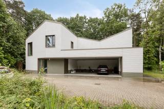 In de groene en rustige Residentiewijk bevindt zich deze ruime halfopen villa met vier slaapkamers – een ideale woonomgeving waar natuur,...