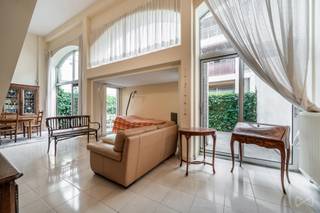 Schitterend duplex appartement 2 slaapkamers met terras van 33 m2 in hartje Doornik.<br /><br />Gelegen op de begane grond van een recente residentie, zal dit prachtige duplex appartement u verleiden met zijn genereuze volumes, de helderheid en de bevoorrechte locatie in een rustige straat in het centrum van Doornik.<br /><br />Het pand bestaat op de begane grond uit een inkomhal met vestiaire, een apart toilet, een ruime woonkamer van 35 m2 met volledig uitgeruste open keuken (oven, kookplaat, afzuigkap, spoelbak en koelkast), evenals een wasruimte / kelder. De woonkamer geeft toegang tot een aangenaam terras van ± 33 m 2, ideaal om te genieten van zonnige dagen.<br /><br />Boven heeft de nachthal twee slaapkamers, een complete badkamer met ligbad, een inloopdouche, een dubbele wastafel met opbergmeubilair en een tweede apart toilet.<br /><br />Technische specificaties:<br /><br />Recente constructie<br />Individuele tellers<br />Centrale verwarming op gas<br />Frame van dubbel glas aluminium<br />PEB: C<br />Gemeenschappelijke kosten: €150 / maand (vastgoedbeheerder, lift, schoonmaak van de gewone en bouwverzekering)<br /><br />Een modern, comfortabel en ideaal gelegen appartement in de directe omgeving van winkels, scholen en voorzieningen in het centrum.
