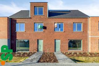 Uitzonderlijk gelegen nieuwbouwwoning te Grobbendonk.<br />Dit pand maakt deel uit van een nieuwbouwproject bestaande uit verschillende woningen en appartementen.<br />Slechts 2 appartementen en 7 woningen nog beschikbaar!<br /><br />Woning I indeling:<br />gelijkvloers: inkomhal met apart toilet, ruime en lichtrijke leef- en eetruimte en aansluitend de volledig geïnstalleerde keuken met ruime en koele berging.<br />1e V: drie slaapkamers, een opbergruimte/ dressing, apart toilet en een badkamer met alle comfort. Voorts beschikt deze woning over een vaste trap naar de zolderruimte die tevens kan dienen als 4de slaapkamer, hiernaast hebben we onze technische ruimte/ extra opslagruimte.<br />Een aangelegd terras en volledig afgesloten tuin zorgen voor de privacy.<br />De woning is ten slotte voorzien van vloerverwarming via een warmtepomp en zonnepanelen.<br /><br />Verkoop onder het btw-stelsel (6%!). Indien u voldoet aan de voorwaarde om aan te kopen onder 6% komt deze woning neer op € 405.000 (excl. notariskosten).<br />Heeft u graag meer informatie? Wenst u een bezoek aan deze woningen? Contacteer IMMO SP op het nummer 014/5.95.00 of via caro@immosp.be.