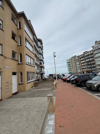 *kleine residentie 'Soleil II'*inkom-gezellige leefruimte-half open keuken-badkamer-wc-2 slaapkamers-bergingkoertje-gemeenschappelijke...