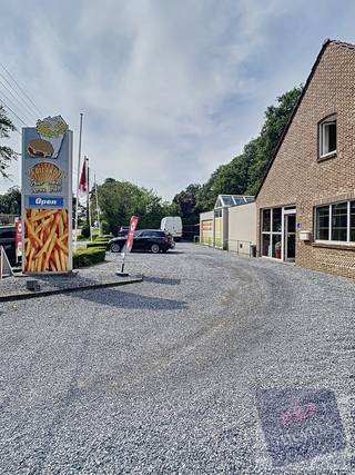 Op zoek naar de ideale combinatie van wonen en werken? Ontdek deze instapklare handelsruimte met woonst, gelegen langs de Koerselsesteenweg 134...