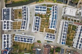 <p><span>In de vernieuwde stadswijk DijleDelta-Bottelarij, gelegen tussen het Klein Begijnhof en de bruisende Vaartkom, bieden wij u met trots deze multifunctionele woning aan. Dit nieuwbouwproject bevindt zich op wandelafstand van het historische centrum van Leuven en geniet van een goede bereikbaarheid met een vlotte verbinding naar belangrijkste invalswegen en werd in 2025 gerealiseerd door de gerenommeerde projectontwikkelaar Virix en ontworpen door Robbrecht & Daem architecten.</span></p><p><span> </span></p><p><span>Met een bewoonbare oppervlakte van maar liefst 227 m² biedt deze energiezuinige hoekwoning bijzonder veel ruimte en tal van mogelijkheden. De woning wordt semi-afgewerkt aangeboden, inclusief alle technieken, chape en pleisterwerken, zodat u de afwerking volledig naar eigen smaak kunt realiseren.</span></p><p><span> </span></p><p><span>Op het gelijkvloers bevindt zich een inkomhal met vestiaire en gastentoilet, een lichtrijke leefruimte met zicht op de gezellige stadstuin en een keuken met aansluitvoorzieningen. De eerste verdieping omvat een nachthal, twee volwaardige slaapkamers, een badkamer, een apart toilet, een berging en een master bedroom met een en suite badkamer. </span></p><p><span> </span></p><p><span>De absolute meerwaarde van deze woning bevindt zich op de tweede en derde verdieping. Deze beschikken over drie bijkomende kamers/studentenkamers, een badkamer, een apart toilet, een keuken en een terras. Dankzij de aparte inkom is dit gedeelte uitermate geschikt voor de verhuur van studentenkamers, als zorgwoning of als uitbreiding van de gezinswoning. En dit steeds binnen de geldende regelgeving.</span></p><p><span> </span></p><p><span>Daarnaast beschikt de woning over een onderhoudsvriendelijke stadstuin met terras waar het heerlijk vertoeven is en een individuele kelder en bestaat de mogelijkheid om één of meerdere autostaanplaatsen bij aan te kopen.</span></p><p><span> </span></p><p><span>Kortom, deze energiezuinige, ruime en multifunctionele woning met stadstuin in het centrum van Leuven is zeker uw bezoek waard.</span></p><p><span> </span></p><p><span>Verkoop onder het btw-stelsel. Het verlaagde btw-tarief van 6% is mogelijk, mits voldaan wordt aan de geldende voorwaarden.</span></p><p><span> </span></p>