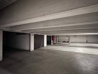 Parking Zoute Palace<br /><br />Uitstekend gelegen garagebox aan het iconische Place m’as-tu vu, vlak achter de Memlinc.<br />Deze gesloten garagebox is vlot toegankelijk gelegen op het niveau -1. Geschikt voor een grote wagen en makkelijk in te rijden omdat de box in het begin van de parking ligt, zie plan.<br />Afmetingen:
<ul>
	<li>2m50 breed</li>
	<li>5m65 diep</li>
	<li>2m hoog</li>
</ul>
<br />Interesse? Vraag gerust uw bezoek aan!<br />Ref. G738