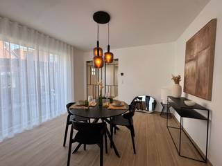 laatste half open bebouwing te koop te Lebbeke, inclusief tuinaanleg, oprit en terras.<br />Deze nieuwbouwwoning type half open bebouwing in een tijdloze pastorijstijl heeft een bewoonbare oppervlakte van ca. 215 m2 en heeft volgende indeling: inkomhal met gastentoilet, een ruime leefruimte met zit- en eethoek, open keuken met aansluitende berging/wasplaats. Op de eerste verdieping bevinden zich drie slaapkamers en een ruime badkamer met toilet. Een vaste trap geeft toegang een volledig afgewerkte zolder met technische ruimte/berging. Deze woning beschikt over een inpandige garage inbegrepen in de prijs. warmtepomp lucht/water met vloerverwarming, vloerkoeling. De woning is voorzien van schilderwerk en verlichting !<br />Extra troeven: e-peil <20 !!, 8 zonnepanelen, ventilatiesysteem type D, tuinaanleg, terras en oprit is inbegrepen,<br />keuken twv 25.000 euro !, sanitair twv 7.000 euro + BTW , ceramische parketvloeren tot op de zolder !!<br />Alle prijzen zijn exclusief 6 % btw op de constructie en 12% registratierechten op de grond. volledig geschilderd en met verlichting / gordijnen inbegrepen. Maak gerust een afspraak voor een bezoek aan een kijkwoning 0478204985 (Stefaan Maes)