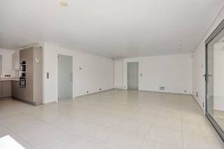 <p>Op zoek naar een instapklare woning op een toplocatie? Deze charmante bungalow op een mooi hoekperceel bevindt zich in een uiterst rustige en aangename woonwijk in het gezellige Elewijt. <br />De woning beschikt over een ruime en bijzonder lichtrijke leefruimte met open keuken, waar gezelligheid en comfort centraal staan. Verder zijn er 3 slaapkamers aanwezig, waarvan één momenteel ingericht is als praktische dressing. De badkamer is functioneel en verzorgd.<br />Extra troeven zijn de garage, de ruime zolder en de carport, die zorgen voor voldoende opslag- en parkeermogelijkheden.<br />Buiten geniet u van een mooie tuin waar u de hele dag door van de zon kan genieten. Dankzij de rustige ligging hoort u hier letterlijk de vogeltjes fluiten, de ideale plek om tot rust te komen.<br />Dankzij de vlotte verbinding naar Mechelen en de nabijheid van de E19 bereikt u zowel Antwerpen als Brussel in korte tijd.</p>