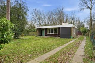 Gelegen in een uitzonderlijk rustige en groene omgeving bevindt zich deze alleenstaande bungalow op een mooi perceel van 1.092 m². De woning is verscholen in een bosrijke setting en ligt in een rustige dreef, wat zorgt voor absolute privacy, stilte en een unieke woonbeleving midden in de natuur.<br /><br />Deze bungalow, gebouwd in 1964, biedt tal van mogelijkheden voor wie op zoek is naar een renovatieproject of een prachtig gelegen bouwgrond. De ligging in natuurgebied garandeert blijvend groen rondom u, een zeldzame troef voor wie rust en ruimte hoog in het vaandel draagt.<br /><br />Kortom, een eigendom met enorm potentieel op een unieke locatie. Ideaal voor wie wil renoveren naar eigen smaak of zijn droomwoning wil realiseren op een uitzonderlijk rustig perceel midden in het groen.