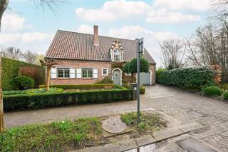 Bekijk deze woning uitgebreid op www.koosi.beDeze charmante villa is gelegen in de super populaire wijk Hoverheide op de grens tussen Mortsel,...