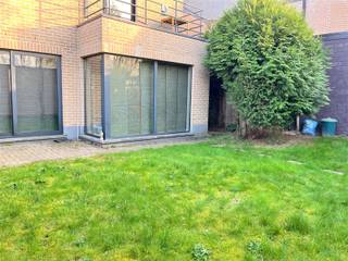 This sunny ground floor corner apartment with garden, garage and basement storage is located near the Vrijbroek Park and the Leuven Canal in a...