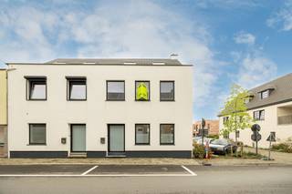 <p><span>Op zoek naar een </span><span>instapklare, ruime gezinswoning</span><span> op een rustige, groene locatie? Deze moderne woning aan de </span><span>Nieuwstraat in Rumst</span><span> ligt tussen de Rupel en het natuurdomein de Kleiputten, en toch zit je hier uiterst gunstig ten opzichte van de aansluitingen naar de </span><span>A12 en de E19</span><span>. De woning werd in </span><span>2022 volledig en energiezuinig gerenoveerd</span><span>, zodat je hier zonder zorgen je intrek kan nemen.</span></p><p><span>Indeling:</span></p><p><span>Gelijkvloers: </span></p><ul><li><span>ruime inkomhal met open trap</span></li><li><span>apart gastentoilet</span></li><li><span>wasplaats/berging (4m²)</span></li><li><span>woonkamer in open verbinding met de leefkeuken (samen 60m²)</span></li><li><span>leefkeuken met kookeiland, uitgerust met alle hedendaags comfort</span></li><li><span>toegang tot de tuin en het terras</span></li></ul><p><span> </span></p><p><span>Eerste verdieping: </span></p><p><span> </span></p><ul><li><span>2 slaapkamers op de eerste verdieping (23m² en 30m²), met ruimte voor een dressing of bureau</span></li><li><span>ruime badkamer (14m²) met ligbad, inloopdouche, toilet, dubbele lavabo en handdoekdroger</span></li></ul><p><span> </span></p><p><span>Tweede verdieping: </span></p><p><span> </span></p><ul><li><span>3de slaapkamer op de tweede verdieping (30m²)</span></li></ul><p><span>Bijzonderheden:</span></p><ul><li><span>volledig gerenoveerd in 2022</span></li><li><span>energiezuinig: EPC 121 kWh/m²/jaar</span></li></ul><ul><li><span>zuidgerichte tuin (51m²) met aangelegd terras (25m²) en achteruitgang naar de straat</span></li></ul><ul><li><span>rustige, groene ligging vlakbij natuurdomein de Kleiputten</span></li><li><span>vlot bereikbaar via A12 en E19</span></li></ul><p><span> </span></p><p><span>Ben jij geïnteresseerd in deze woning te koop in Rumst, ben je op zoek naar ander vastgoed, een investering of wens je de waarde van jouw eigendom te kennen? Dan ben je bij </span><span>BOLT immo</span><span> aan het juiste adres! Wij helpen jou graag verder.</span></p>