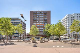 Dit verzorgd appartement is uitstekend gelegen aan de Dieplaan in Genk, een centrale locatie op wandelafstand van het bruisende stadscentrum. In de onmiddellijke omgeving vindt u tal van winkels, supermarkten, horecazaken, scholen, banken en andere dagelijkse voorzieningen. Daarnaast bevinden het station van Genk, verschillende bushaltes en belangrijke invalswegen zich vlakbij, waardoor u geniet van een uitstekende bereikbaarheid. Een bijkomende troef is de ruime, gratis parking aan de Hooiplaats, op slechts enkele minuten wandelen van het appartement. <br /><br />Het appartement is gelegen op de vijfde verdieping aan de voorzijde van het gebouw en beschikt over een bewoonbare opp. van 48 m². Dankzij de praktische indeling en de aangename lichtinval vormt dit appartement een ideale woonst voor alleenstaanden, koppels of als investeringspand.<br />De indeling omvat een inkomhal met gastentoilet, een lichtrijke leefruimte met open keuken, één slaapkamer en een badkamer uitgerust met een douche, wastafel en aansluiting voor een wasmachine.<br />Tot slot beschikt het appartement in de kelderverdieping over een privatieve kelderberging.<br /><br />Is dit appartement iets voor u? Neem contact met ons op via het nummer 089/20.34.34. <br />
