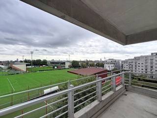 <strong>SINT-JANS-MOLENBEEK : Vlak bij het Edmond Machtens-stadion en alle voorzieningen, mooi appartement met 1 slaapkamer van ±57 m² op de 4e verdieping met lift. Het appartement is als volgt ingedeeld: inkomhal, slaapkamer van ±14 m² met aangrenzende badkamer, toilet, woonkamer van ±25 m², ingerichte keuken (oven, kookplaten, afzuigkap, koelkast, diepvriezer en aansluiting voor vaatwasser), 2 terrassen (±7 m² op het oosten en ±2 m² op het zuiden), kelder M4 en parkeerplaats nr. 33 inbegrepen. Kosten: Vast bedrag van 100€/maand inclusief gemeenschappelijke kosten. Warm water en verwarming via het bedrijf HMS+, eenmalige verhuiskosten van 50€, 100€/jaar voor de aansprakelijkheidsverzekering. EPC C+. Direct beschikbaar.</strong><br /><br /><span>Op de 4e verdieping, bereikbaar met de lift:</span><br /><br />- Entreehal<br />- Slaapkamer van ±14 m² met aangrenzende badkamer<br />- Toilet<br />- Woonkamer van ±25 m²<br />- Ingerichte keuken (oven, kookplaten, afzuigkap, koelkast, vriezer en aansluiting voor vaatwasser)<br />- Terras van ±7 m² op het oosten<br />- Terras van ±2 m² op het zuiden<br /><br />Kelder M4 en parkeerplaats nr. 33 inbegrepen.