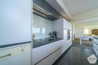 Bent u op zoek naar een <strong>luxueus verblijf aan zee</strong>?<br />Ontdek dit<strong> prachtig afgewerkt appartement van 133 m²</strong> met 26 m² terrassen – een echte <strong>parel aan de kust</strong>.<br /><br /><strong>Indeling:</strong>
<ul>
	<li>Ruime, lichtrijke leefruimte met open haard en panoramisch zeezicht</li>
	<li>Volledig <strong>uitgeruste open keuken</strong>, ideaal om te koken én gezellig samen te zijn</li>
	<li><strong>Drie slaapkamers</strong></li>
	<li>Twee ruime kamers met ingemaakte kasten en toegang tot het terras</li>
	<li>één kamer <strong>met zeezicht</strong></li>
	<li>Praktische berging en apart toilet</li>
	<li>Twee ruime terrassen om volop te genieten van zon en zee</li>
</ul>
<strong>Troeven:</strong>

<ul>
	<li>Unieke ligging aan het uiteinde van de gegeerde Dynastielaan met directe strandtoegang</li>
	<li>Residentie met prachtig <strong>openluchtzwembad</strong></li>
	<li><strong>Adembenemend uitzicht vanuit elke kamer</strong></li>
	<li><strong>Optie tot aankoop dubbele parkeerplaats en fietsenberging</strong></li>
	<li>Ruime<strong> kelderberging inbegrepen</strong></li>
	<li>Hoogwaardige afwerking met oog voor detail</li>
</ul>
<strong>Wonen in luxe aan zee</strong> – ruimte, licht en comfort in één uniek aanbod.<br />Neem vandaag nog contact met ons op voor een bezoek en laat u betoveren.