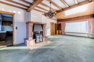 <p><strong>Op een ruim perceel van maar liefst 1.264 m² bevindt zich deze vrijstaande woning met een volledige onderkeldering en een bijzonder ruime tuin. De woning dateert van 1975 en biedt dankzij haar praktische indeling, royale perceeloppervlakte en talrijke mogelijkheden een uitstekende basis voor wie op zoek is naar een woning om volledig naar eigen smaak te renoveren. EPC-label E (493 kWh/m²/jaar) - Elektrische keuring niet conform<br /></strong><br />Gelegen op het einde van een doodlopende straat vlakbij het centrum van Hulshout én met een lagere school op wandelafstand. Als kers op de taart is het erkend en beschermd natuurgebied "De Grote Nete en Herenbossen" uw achtertuin.</p>
<p><span>Via de inkomhal betreden we de woning en bereiken we de ruime, lichtrijke leefruimte. De grote raampartijen zorgen voor een aangename natuurlijke lichtinval, terwijl de centraal geplaatste houtkachel extra gezelligheid biedt. Aansluitend bevindt zich de afzonderlijke keuken, uitgerust met houten keukenkasten en de nodige toestellen.</span></p>
<p><span>Verder beschikt de woning over drie slaapkamers en een badkamer, ingericht met een ligbad, douche en wastafel. Alle woonvertrekken bevinden zich op hetzelfde niveau, wat zorgt voor een bijzonder praktische indeling.</span></p>
<p><span>Een belangrijke meerwaarde is de </span><strong><span>volledige onderkeldering</span></strong><span>. Deze omvat onder meer een ruime inpandige garage, een wasruimte, technische voorzieningen en verschillende bijkomende bergmogelijkheden. Ideaal voor wie nood heeft aan extra opslag- of hobbyruimte.</span></p>
<p><span>De woning is gelegen op een mooi perceel van 1.264 m² en wordt omgeven door een bijzonder ruime tuin. Zowel aan de voor- als achterzijde is er volop ruimte om een aangename buitenomgeving te creëren. Het verhoogde terras aan de achtergevel biedt een mooi uitzicht over de tuin, waar zich eveneens een houten tuinhuis bevindt.</span></p>
<p><span>Het huis verkeert grotendeels in haar oorspronkelijke staat en vraagt om renovatie. Dit biedt toekomstige eigenaars de mogelijkheid om het geheel volledig naar eigen wensen en hedendaagse woonnormen in te richten.</span></p>
<p><strong><span>Op zoek naar een vrijstaande woning met een ruim perceel, gelijkvloers wooncomfort en heel wat potentieel?</span></strong><span> Ontdek zelf de mogelijkheden van deze eigendom en contacteer ons via 014/95 37 50!</span></p>