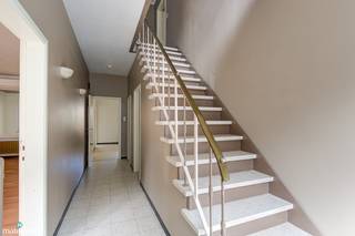 <p>RUIME EENGEZINSWONING MET 4 SLAAPKAMERS, GARAGE, ZOLDER EN TUIN NABIJ HET CENTRUM VAN BILZEN<br /><br />*** Bekijkt u deze woning via een aanverwante website? Surf dan naar https://matisimmo.be/nl/aanbod/4443578/eengezinswoning-te-koop-in-3740-bilzen-hoeselt en klik op volgende link voor het INTERACTIEF GRONDPLAN: https://grondplan.matisimmo.be/grondplan/?map=BilzenZagerijstraat3 ***<br /><br />Deze ruime eengezinswoning is rustig gelegen net buiten het centrum van Bilzen. Dankzij de centrale ligging bevinden verschillende voorzieningen, zoals winkels, openbaar vervoer en het station, zich in de nabije omgeving. Het bruisende centrum van Bilzen ligt op minder dan 5 minuten rijden. Bovendien geniet de woning van een vlotte verbinding naar de autosnelwegen, die zich op enkele minuten bevinden, met een goede bereikbaarheid richting onder andere Maastricht, Tongeren en Hasselt.<br /><br />Een grote troef van de woning zijn de ramen, die in 2026 volledig werden vervangen door kunststof ramen met hoogrendementsglas.<br /><br />We betreden de woning via de ruime inkomhal, die toegang biedt tot alle ruimtes in de woning. De inkomhal beschikt over een gastentoilet en geeft toegang tot de trap naar de eerste verdieping en de kelder.<br /><br />Vanuit de inkomhal bereiken we de ruime en lichtrijke woonkamer, die plaats biedt voor een aangenaam zit- en eetgedeelte. De woonkamer sluit aan op de aparte keuken, waar eveneens voldoende ruimte is voor het plaatsen van een eettafel. Dankzij het grote raam geniet de keuken van aangename lichtinval en is er zicht op het overdekte terras en de tuin.<br />Naast de keuken bevindt zich een extra multifunctionele ruimte, die bijvoorbeeld ingericht kan worden als speelkamer, hobbyruimte of bureauruimte. Vanuit deze ruimte is er rechtstreeks toegang tot het ruime, overdekte terras en de tuin.<br /><br />Op de eerste verdieping bevinden zich de nachthal, vier ruime slaapkamers en de badkamer. De badkamer is uitgerust met een dubbele lavabo, een bad-douchecombinatie en een toilet.<br /><br />Via een zolderluik is de ruime zolder bereikbaar. Deze ruimte is ideaal als extra opbergruimte.<br /><br />De woning beschikt daarnaast over een inpandige garage, die zorgt voor extra comfort en praktische bergruimte, evenals een kelder die uitstekend dienst kan doen als voorraadkelder of extra bergruimte. Buiten geniet de woning van een ruime en onderhoudsvriendelijke, afgesloten tuin met zowel een overdekt als een verhard terras. Dit biedt verschillende mogelijkheden om in alle rust van de buitenruimte te genieten.<br /><br />Voor meer informatie of een bezoek ter plaatse kan u vrijblijvend contact opnemen met ons kantoor via 089/44.00.00 of info@matisimmo.be.<br /><br />De vermelde woonoppervlakte is steeds de bruikbare vloeroppervlakte overgenomen uit het EPC-verslag.<br /><br /><em>Bestuursmaatregelen in het maatregelenregister: nee</em></p>