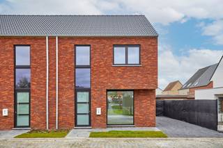 Deze <strong>moderne nieuwbouwwoning</strong> is rustig gelegen in een doodlopende straat in Roeselare, met toch een uitstekende bereikbaarheid nabij winkels, scholen en andere voorzieningen.<br />Bij het binnenkomen word je verwelkomd in de inkomhal met gastentoilet. De ruime en lichtrijke leefruimte sluit naadloos aan op de open, volledig uitgeruste keuken met alle hedendaagse toestellen (spoelbak, kookplaat, dampkap, koelkast, oven en vaatwasser). Aansluitend is er een praktische berging.<br /><br />Op de eerste verdieping bevinden zich <strong>drie volwaardige slaapkamers</strong> en een stijlvolle badkamer met ligbad, inloopdouche, dubbele lavabo en een apart toilet.<br />Naast de woning is er een oprit die toegang geeft tot de<strong> zonnige tuin met terras en tuinberging</strong> – ideaal om in alle rust te genieten.<br /><br />De woning is uitgerust met zonnepanelen en wordt verwarmd op aardgas, wat bijdraagt aan een energiezuinig wooncomfort.<br /><br />Troeven:<br />Nieuwbouwwoning<br />3 slaapkamers<br />Oprit<br />Zonnepanelen<br /><br />Bij interesse bel ons op het nummer 051/62 40 40
