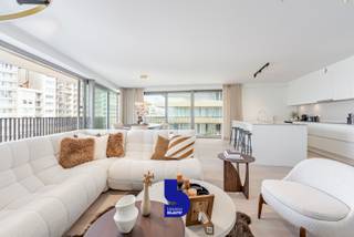 Welkom in Crystal Residence, zonder twijfel één van de meest iconische en architecturaal indrukwekkende residenties aan de Belgische kust. Dit luxueuze hoekappartement combineert een uitzonderlijke ligging, hoogwaardige afwerking en een adembenemend uitzicht op zee.<br /><br />Op slechts 50 meter van het strand geniet u dagelijks van een panoramisch zeezicht en prachtige zonsondergangen. Aan de achterzijde kijkt het appartement uit op de rustige privatieve tuin met zwembad, waardoor u het beste van twee werelden ervaart: de levendigheid van de kust en de rust van een exclusieve woonomgeving. De residentie bevindt zich bovendien in een aantrekkelijke en sterk ontwikkelende buurt die steeds meer wordt gewaardeerd als residentiële toplocatie van Oostende.<br /><br />Dankzij de hoekligging baadt de royale leefruimte de hele dag in natuurlijk licht. De ruime open keuken vormt het hart van het appartement en is volledig uitgerust met hoogwaardige Miele-toestellen, waaronder een oven, vaatwasser, koelkast, kookplaat én geïntegreerde wijnfrigo. De stijlvolle parketvloer in de leefruimte zorgt voor een warme en huiselijke sfeer, terwijl de elegante glazen deur het daglicht optimaal verspreidt doorheen het appartement en bijdraagt aan een verfijnde uitstraling.<br /><br />Ook op het vlak van afwerking werd gekozen voor absolute kwaliteit. In de badkamer zorgen Grohe-kranen en badkamermeubelen van Villeroy &amp; Boch voor een luxueuze wellnessbeleving. De royale betegeling versterkt het gevoel van comfort en exclusiviteit. Het appartement beschikt over twee volwaardige slaapkamers, waarvan één met een ensuite badkamer. Daarnaast is er een tweede ruime badkamer uitgerust met zowel een ligbad als een inloopdouche. Een apart gastentoilet en een praktische berging vervolledigen het wooncomfort.<br /><br />Een absolute troef is het uitzonderlijk ruime terras dat rondom het appartement loopt. Het terras biedt meer dan voldoende ruimte voor een grote eettafel, zodat u in alle comfort met familie en vrienden buiten kunt dineren. Dankzij de grote raampartijen tot op de vloer vloeien binnen- en buitenruimte naadloos in elkaar over, wat het gevoel van ruimte en licht nog versterkt.<br /><br />Ook de buitenafwerking van het gebouw straalt klasse uit. Het terras is uitgevoerd in architectonisch beton en de gevelbekleding combineert hoogwaardige houtaccenten met een moderne architectuur, wat resulteert in een tijdloze en luxueuze uitstraling.<br />Extra troeven:
<ul>
	<li>Uniek zeezicht op toplocatie</li>
	<li>Slechts 50 meter van het strand</li>
	<li>Privatieve tuin met zwembad</li>
	<li>2 slaapkamers en 2 badkamers</li>
	<li>Ruim zonneterras rondom het appartement</li>
	<li>Hoogwaardige afwerking met Miele, Grohe en Villeroy &amp; Boch</li>
	<li>Fietsenberging aanwezig</li>
	<li>Mogelijkheid tot aankoop van een staanplaats in het gebouw</li>
	<li>Verkoop in volle eigendom</li>
</ul>
Een uitzonderlijke woonkans voor wie op zoek is naar luxe, comfort en een ongeëvenaarde ligging aan zee.