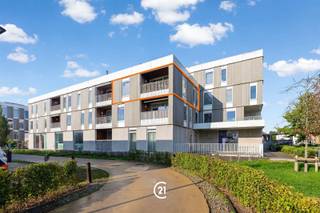 Appartement récent et parfaitement entretenu, construit en 2016, situé au deuxième étage d'un immeuble bien entretenu et équipé d'un ascenseur. L'appartement bénéficie d'un emplacement calme à l'arrière du bâtiment. L'agréable pièce à vivre dispose d'une cuisine ouverte et donne directement sur une terrasse couverte très accueillante. L'appartement comprend également une chambre spacieuse avec un dressing attenant et une salle de douche fonctionnelle. Une place de parking souterraine et un débarras privatif en sous-sol doivent être achetés obligatoirement au prix de 28 000 €. Il y a également un local à vélos commun. L'appartement est actuellement loué et constitue donc un investissement intéressant. À proximité des commerces, des écoles et des principaux axes routiers. PEP B (162)