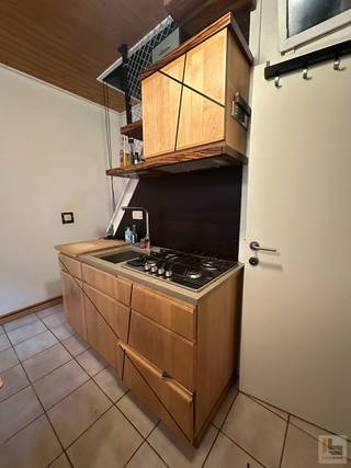 PLAN UW BEZOEK IN VIA ONZE WEBSITE: WWW.IMMOBOSS.BEDit leuk instapklaar beluikhuisje is gelegen in een cité van 21 identieke woningen met...