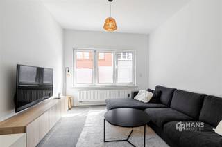 <p><span>Maison rénovée (142 m²) avec 3 chambres, 2 salles de bains et un jardin (56 m²) à Kontich</span></p><p><span>Vous souhaitez vivre en centre-ville tout en rentrant chez vous en toute tranquillité ? Dans la Drabstraat, vous habitez à quelques pas du centre de Kontich, avec les commerces, les écoles et les transports en commun à portée de main. En voiture également, vous bénéficiez d’un accès facile aux principales voies d’accès et à l’E19. Un emplacement pratique avec tout ce dont vous avez besoin à proximité.</span></p><p><span>La maison a fait l’objet d’une rénovation complète en 2021 et est donc prête à accueillir ses nouveaux occupants. Le toit est isolé conformément aux normes et équipé de panneaux solaires, l’installation électrique est conforme et les fenêtres sont dotées d’un double vitrage à haut rendement. Tous ces investissements se traduisent par une excellente note EPC « B ». Avec une surface habitable de 142 m², trois chambres à part entière et deux salles de bains, vous bénéficiez ici d’un espace étonnamment généreux. Un logement prêt à emménager et économe en énergie, sans les soucis liés à la rénovation !</span></p><p><span>Au rez-de-chaussée, on trouve à l’avant l’espace de vie d’environ 33 m². Vient ensuite la cuisine spacieuse (16 m²), entièrement équipée d'une plaque de cuisson, d'une hotte aspirante, d'un évier, d'un four et d'un micro-ondes encastrés, d'un lave-vaisselle, d'un réfrigérateur et d'un congélateur. Vous accédez ensuite à un espace supplémentaire ouvert de 15 m², qui donne directement sur le jardin. À l’arrière se trouve la grande salle de bains de pas moins de 10 m², équipée d’une douche à l’italienne, d’un meuble-lavabo, de toilettes et d’un raccordement pour une machine à laver.</span></p><p><span>Le jardin de 55 m², orienté nord-ouest, constitue un prolongement agréable de la maison et offre suffisamment d’espace pour s’installer confortablement à l’extérieur et profiter du soleil de l’après-midi et du soir.</span></p><p><span>Au premier étage se trouvent deux chambres de 10 m² et 18 m² respectivement. La présence d’une deuxième salle d’eau à cet étage, équipée d’une douche, d’un lavabo et de toilettes, est très pratique.</span></p><p><span>Un étage plus haut, vous découvrirez un véritable atout en termes d’espace : la troisième chambre, accessible par un escalier fixe, offre de nombreuses possibilités grâce à sa superficie de pas moins de 26 m².</span></p><p><span>Entièrement rénovée, EPC B, trois chambres spacieuses et un jardin privé à Kontich : ici, plus besoin de travaux, il ne vous reste plus qu’à emménager. Viendrez-vous bientôt la visiter ?</span></p><p><span>Surface habitable : 142 m² – réf. : surface brute au sol. EPC : B. Pour plus d'informations ou une estimation gratuite, rendez-vous sur </span><span><span>www.hansimmo.be</span></span></p><p><span> </span></p>