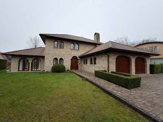 Het gelijkvloers beschikt over een statige inkomhal voorzien van een gastentoilet, een ruime en lichtrijke leefruimte met eet- en zithoek, een...