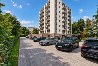 <p>Instapklaar 1-slaapkamer appartement met terras, berging en garage.</p>
<p>In de hoofdstad van de smaak in de bekende Hollandsveld wijk vinden we dit gezellige 1-slaapkamer appartement terug. Bij het betreden van het appartement komt u terecht in een lichtrijke en sfeervolle leefruimte. De grote raampartijen zorgen voor een aangename natuurlijke lichtinval en creëren een open gevoel. De woonkamer is smaakvol ingericht met warme, neutrale tinten en biedt voldoende ruimte voor zowel een gezellige zithoek als een eetplaats. Aansluitend geniet u van directe toegang tot het terras.</p>
<p>Het knusse terras vormt een ideale plek om te ontspannen. Hier geniet u in alle rust van het buitenleven, perfect voor een koffiemoment in de ochtend of een gezellige avond.</p>
<p>De ruime slaapkamer straalt rust en comfort uit. Dankzij de grote ramen geniet u ook hier van veel lichtinval. De kamer biedt voldoende plaats voor een tweepersoonsbed en extra kastruimte.</p>
<p>Gelegen aan de Hollandsveldlaan 19 bevindt dit appartement zich op een gunstige locatie in Hasselt, met een vlotte bereikbaarheid naar het centrum, winkels, openbaar vervoer en belangrijke invalswegen.</p>
<p>De troeven van dit appartement:</p>
<p>Instapklaar en stijlvol ingericht</p>
<p>Lichtrijke leefruimte</p>
<p>Gezellig terras</p>
<p>Rustige slaapkamer<br /><br />Kelderberging<br /><br />Aparte garage.</p>
<p>Ideale ligging nabij centrum Hasselt</p>
<p>Ideaal als starterswoning, investering of voor wie compact en comfortabel wil wonen.</p>
<p></p>