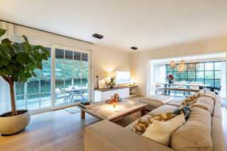 In een rustige en gegeerde residentiële wijk van Knokke bevindt zich deze volledig gerenoveerde woning, waar comfort, licht en hedendaagse...