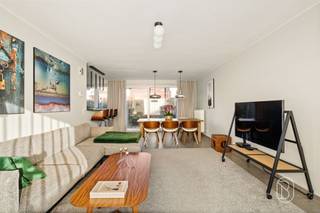 Te koop: Recente en energiezuinige woning met 3 slaapkamers en een garagebox.Deze instapklare woning uit 2019 combineert een praktische indeling met hedendaags wooncomfort. Met 3 volwaardige slaapkamers, een gezellige tuin, garagebox en parkeerplaats is alles aanwezig. Wat maakt dit pand uniek? Via de inkomhal met gastentoilet bereikt u de aangename leefruimte, met gezellige zithoek en eetplaats. Aansluitend bevindt zich de keuken en een praktische berging. Op de verdieping vindt u een ruime nachthal met apart toilet, 3 slaapkamers en een moderne badkamer met bad en douche. Buiten beschikt de woning over een gezellig tuintje met terras. Ook een parkeerplaats en een garagebox met automatische poort. Voor wie is dit ideaal? Ideaal voor gezinnen, koppels of starters die op zoek zijn naar een recente, energiezuinige woning met tuin en garage. Te koop via Immo Beguin, jouw vastgoedexpert sinds 2009, met kantoren in Ronse, Waregem, Kortrijk, Deinze, Doornik, Lessines, Moeskroen en Nieuwpoort.