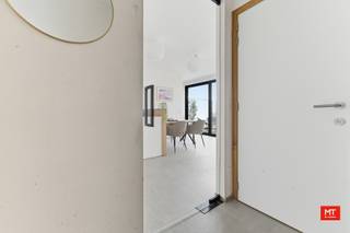 <strong>Appartement met 2 slaapkamers en Zuidgericht terras </strong><br /><br /><br />In het hart van de landelijke heksenparochie Beselare en op wandelafstand van alle voorzieningen vinden we deze eigendom. Het bevindt zich in een kleinschalige residentie, genaamd Mocassin en dit op het tweede verdiep (bereikbaar via de trap/lift). In onderstaande vind je de indeling alsook enkele interessante weetjes.<br /><br /><strong>Indeling van het appartement </strong><br />▪︎ Inkomhal met gastentoilet, lichtrijke woon- en eetkamer met open keuken. Bij de keuken is er nog een berging en Zuidgericht terras. <br />▪︎ Op het verdiep zijn er twee slaapkamers, apart toilet, badkamer met ligbad, douche en wasmeubel. <br /><br /><strong>Kenmerken </strong><br />▪︎ Zuidgericht terras <br />▪︎ Kelderberging inbegrepen<br />▪︎ Gunsttarief van 6% BTW onder voorwaarden (verschil van +/- 35.000 euro bij aankoop voor 30/06/2025)<br /><br />Er is ook nog een mogelijkheid tot het bijkopen van een carport. <br /><br />EPC 33037-G-OMV_2018035927/EP13942/A001/D01/SD011 met energielabel A (E36 of 72 kWh/(m² jaar) opgemaakt op 23/08/2021 en geldig tot 23/08/2031.<br /><br /><br />Meer informatie of een vrijblijvend bezoek?<br />Bel Eden 0470 43 78 21 of mail info@minthus.be